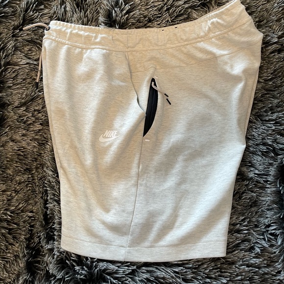 NIKE Tech Fleece Shorts - Picture 2 of 4